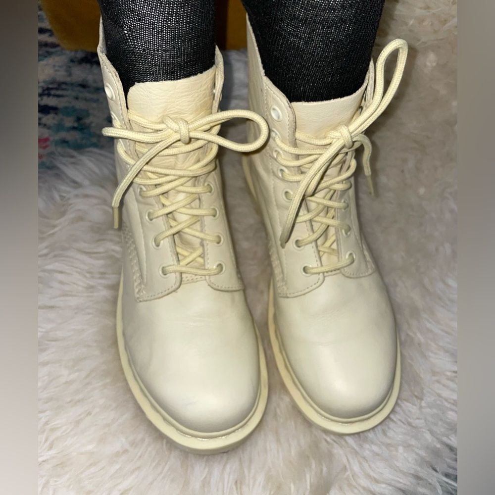 Dr. Martens Women's 1460 Pascal Mono Boot Cream Size 8 UK 6 EUC - Picture 4 of 8